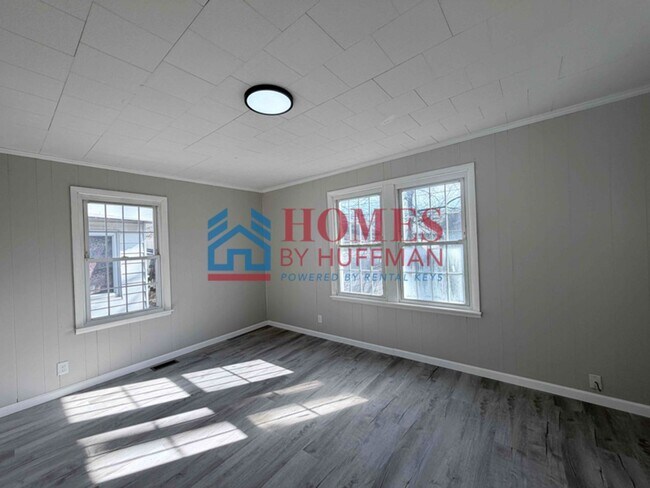 Building Photo - Three Bedroom House | Deposit Special