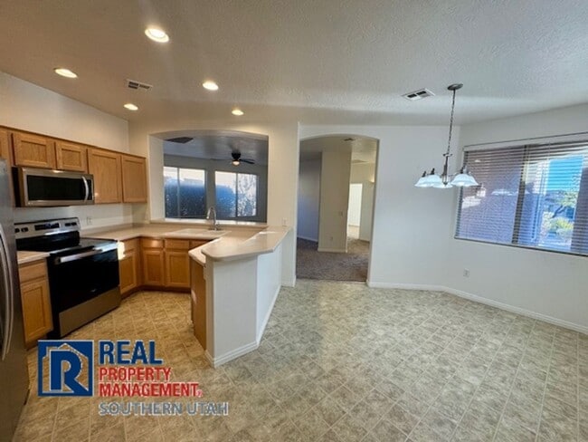 Building Photo - Coral Canyon Home