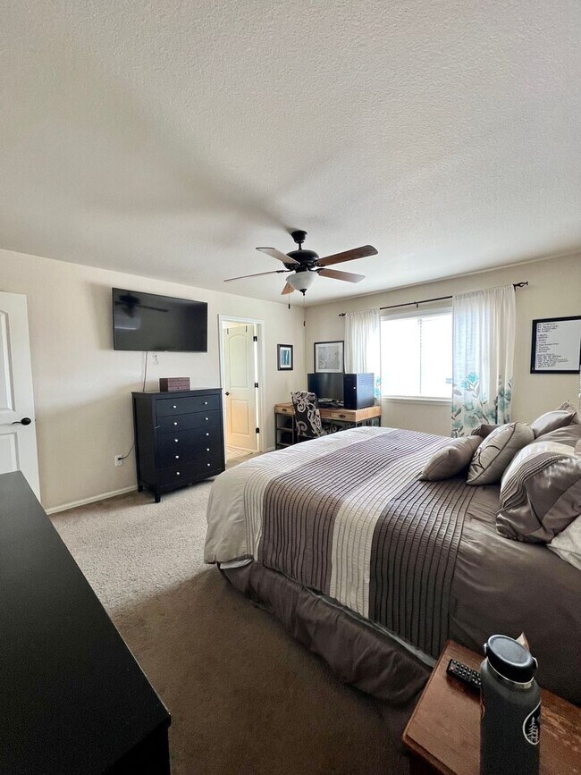 Building Photo - Gorgeous 3 bed/2.5 bath home with 3-CAR TA...