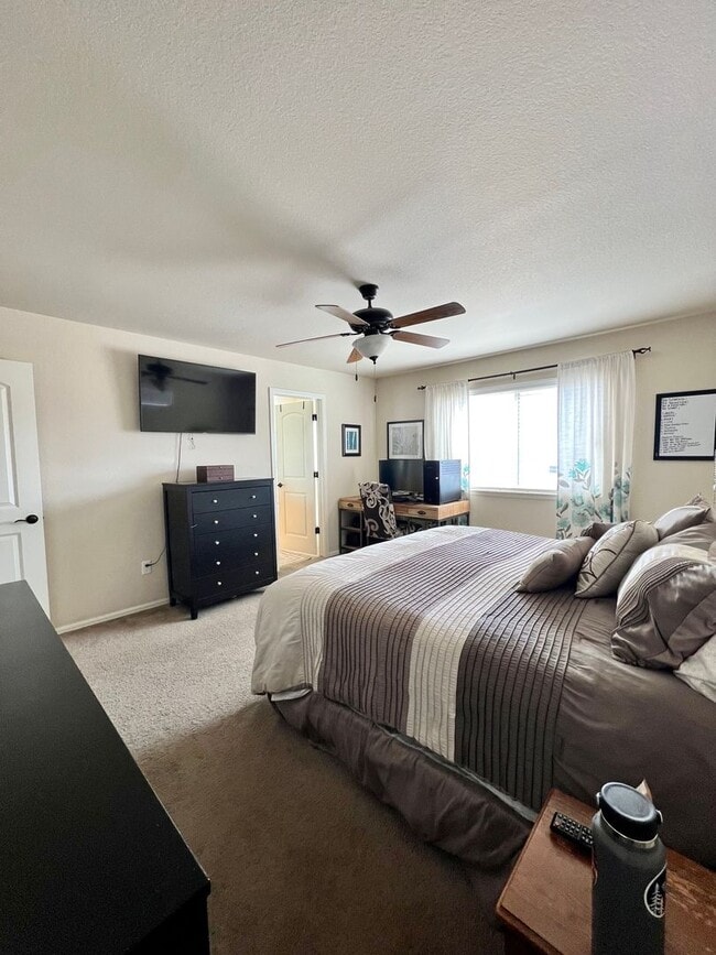 Building Photo - Gorgeous 3 bed/2.5 bath home with 3-CAR TANDEM GARAGE in Painted Sky