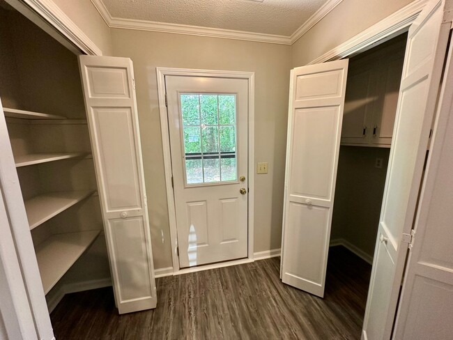 Building Photo - Newly Remodeled Duplex!