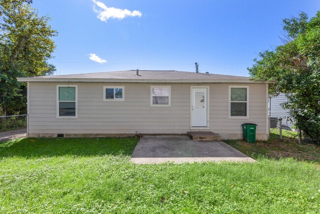 Building Photo - 1508 Karen Ave