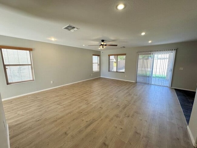 Building Photo - 1056 E Lakeview Dr