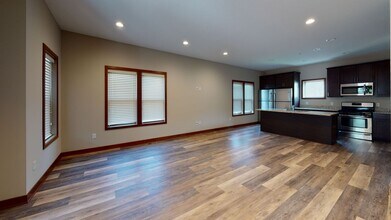 Building Photo - 915 7th St SE