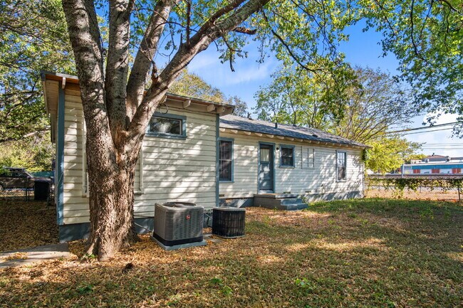 Building Photo - "Charming 2-Bedroom Duplex Retreat on Clou...