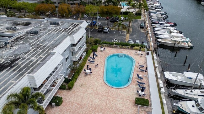 Building Photo - 100 Edgewater Dr