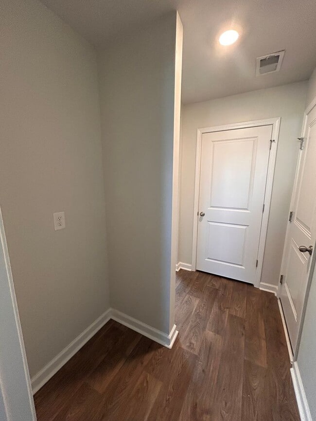 Building Photo - *Move in Special*  Spacious 3BR/2BA home in the Carnes area!