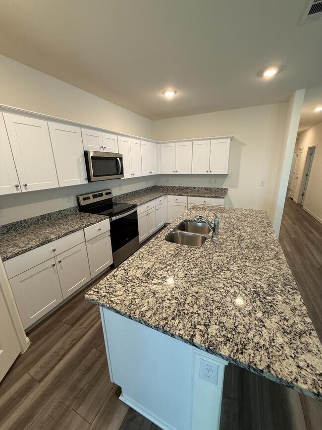 Building Photo - 401 Wren Ln