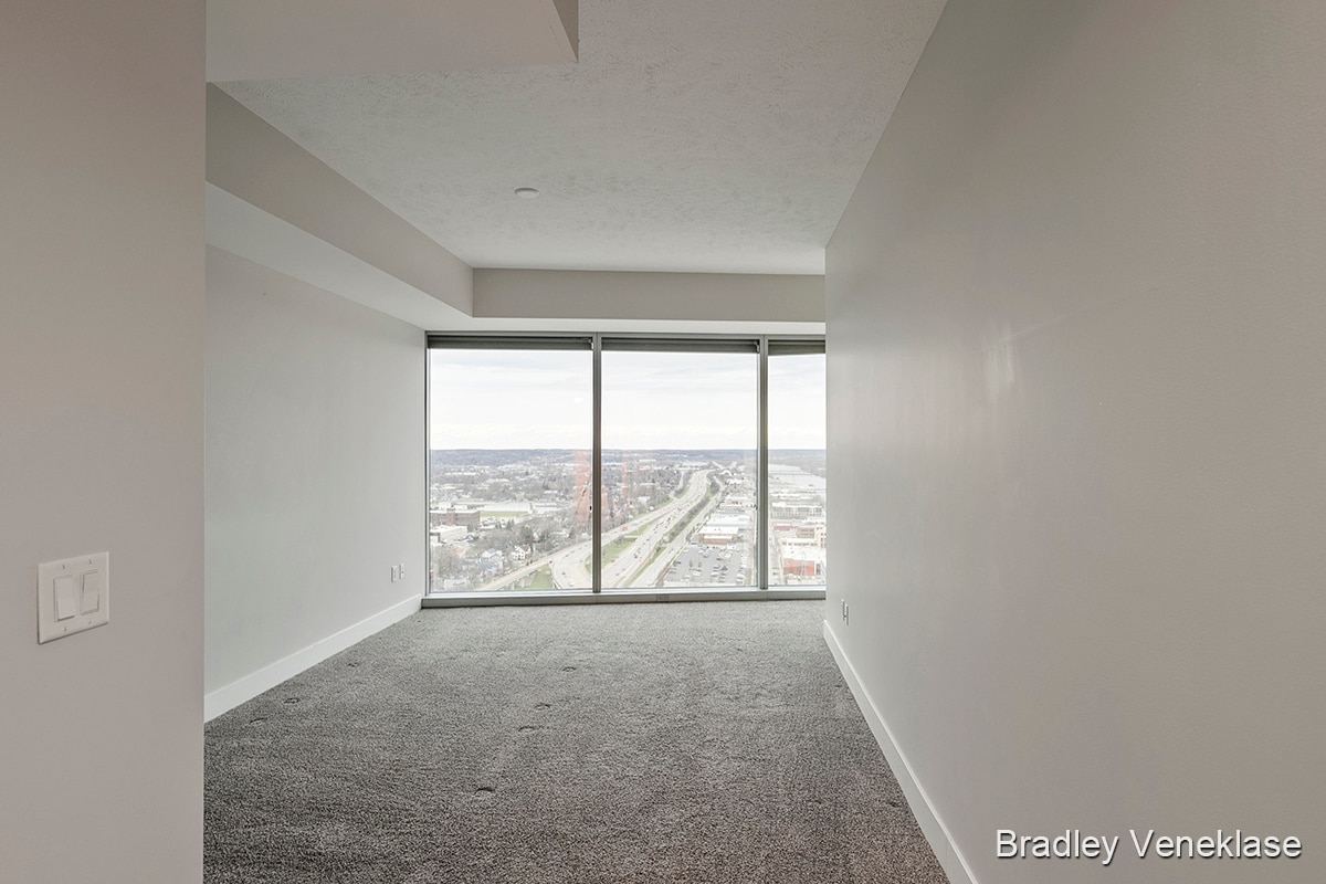 Owners Suite - 335 Bridge St NW