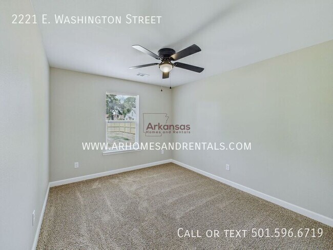 Building Photo - 2221 E Washington Ave