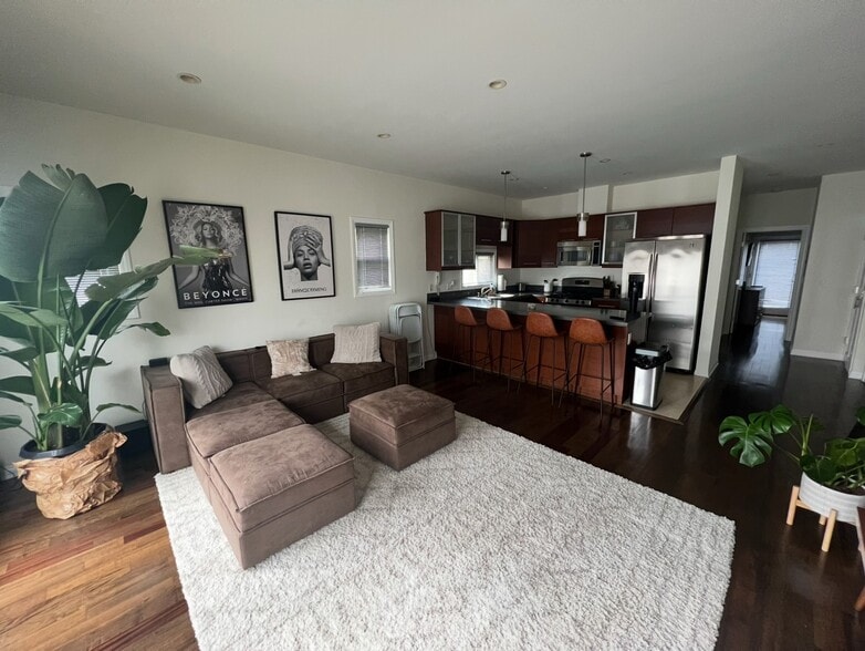 living room - 635 N Windsor Blvd