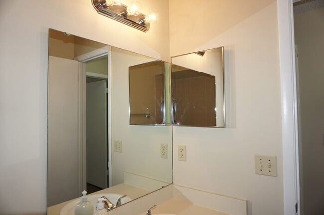 Building Photo - 2 Bedroom/2 Bath Townhome Near NAS Jax