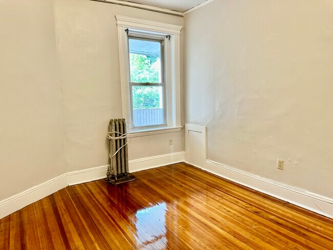 Building Photo - 10 Strathmore Rd