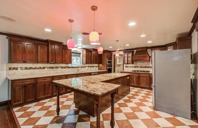 Building Photo - 1722 Front St