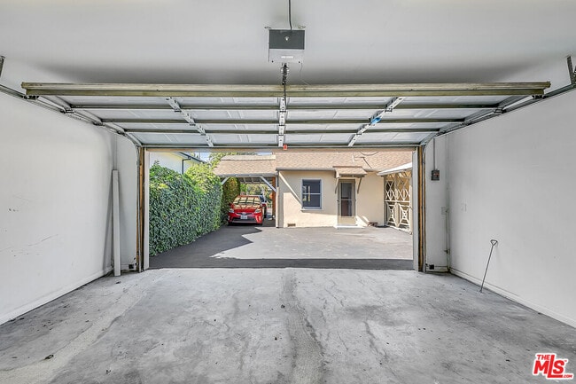 Building Photo - 15436 Camarillo St