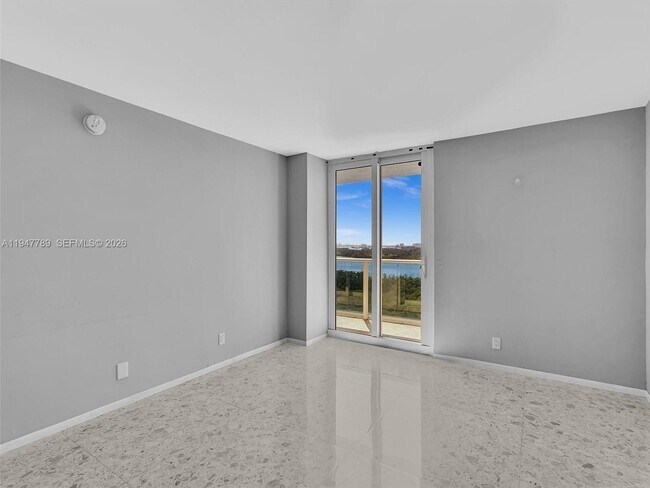 Building Photo - 100 Bayview Dr