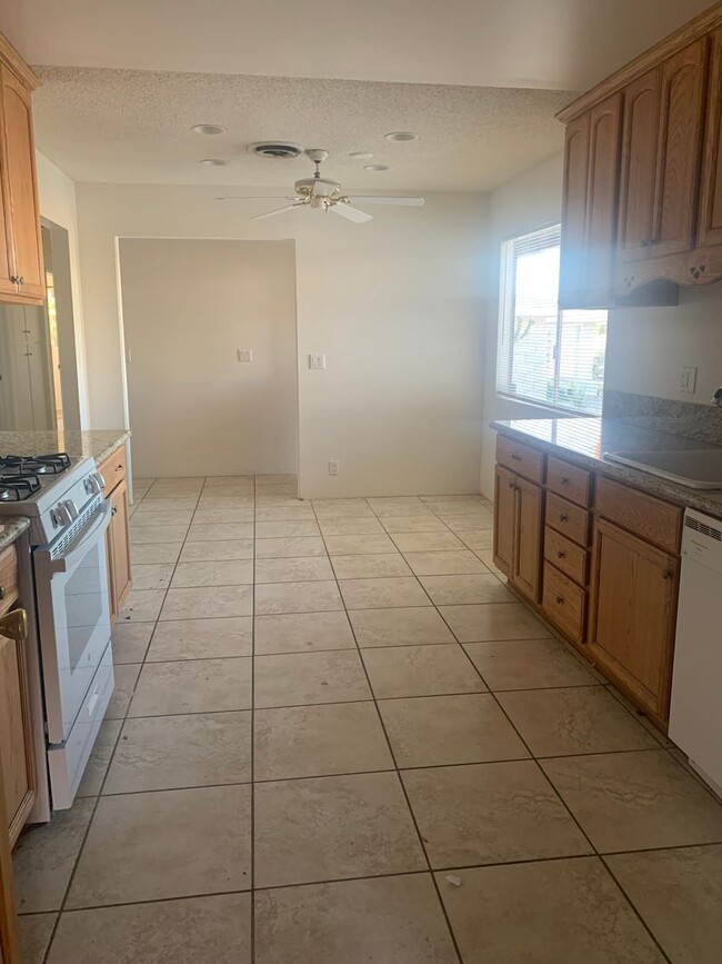 Building Photo - Three Bedroom Home in Beautiful Neighborhood