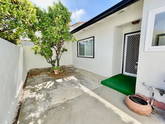 Building Photo - Bright single level 2 bed 1 bath Duplex