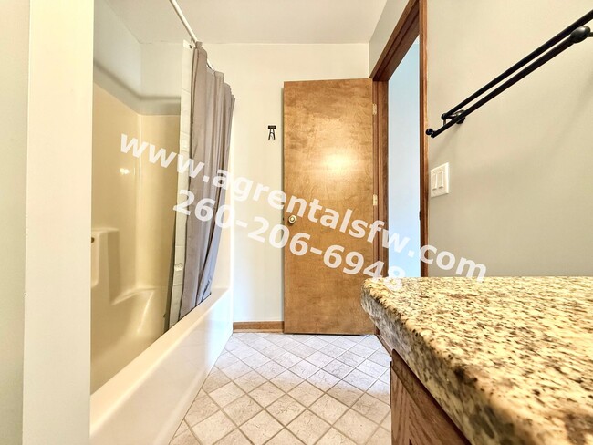 Building Photo - 3 Bedroom House