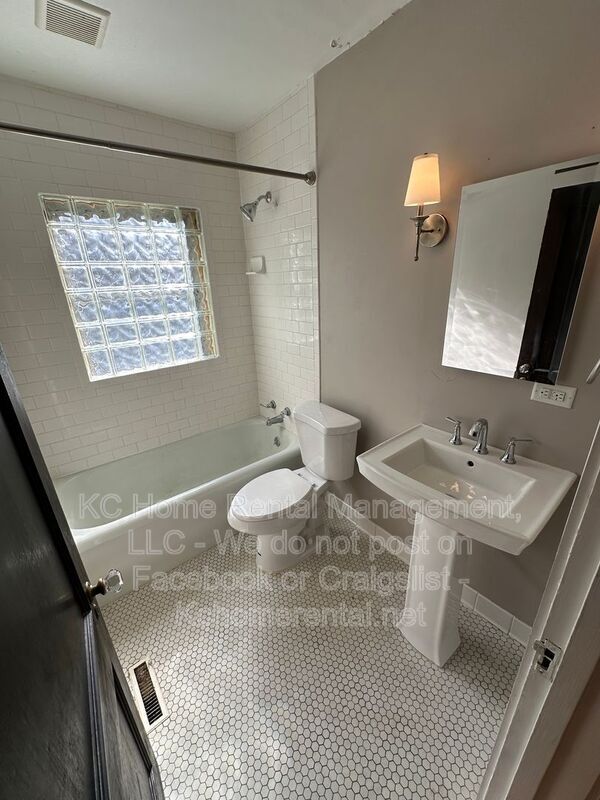 Building Photo - 207 W 51 Terrace