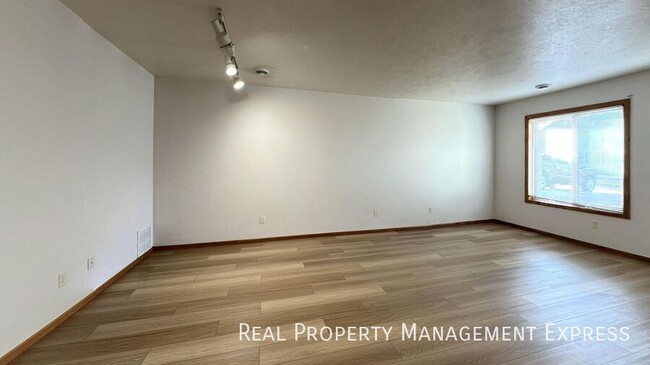 Building Photo - Spacious 1 Bedroom Apartment in Brandon, SD!