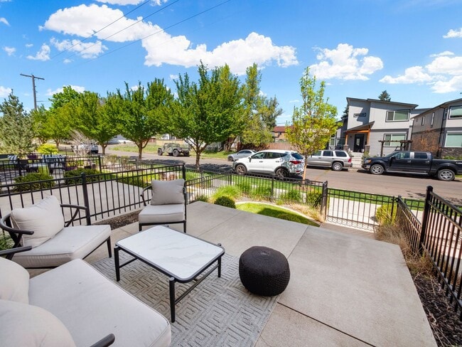 Building Photo - 2423 W Bridge Ave