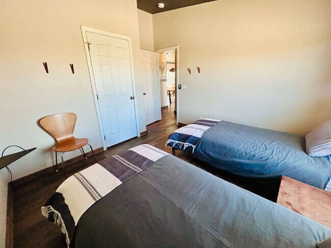 Building Photo - Updated 3 bd, 2 ba on 1.98 Acres with Hot Tub!
