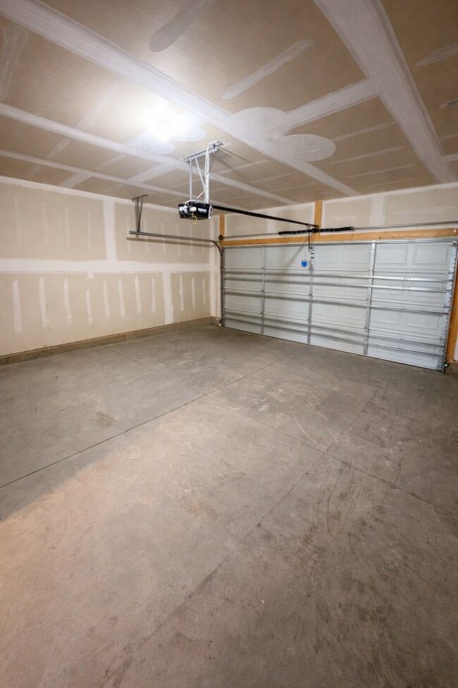 Building Photo - 3BR Townhome • Brand-New Build • 2 Car Garage Parking