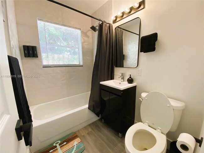 Building Photo - 3208 Canal Dr