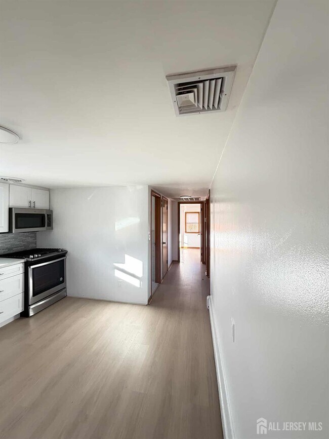 Primary Photo - 6 Oakwood Pl