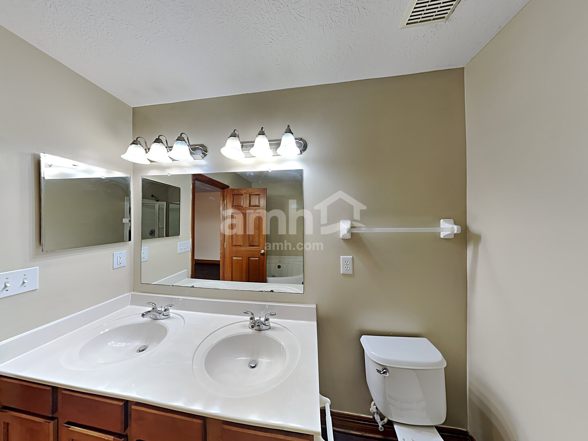 Building Photo - 811 Corylus Dr SW
