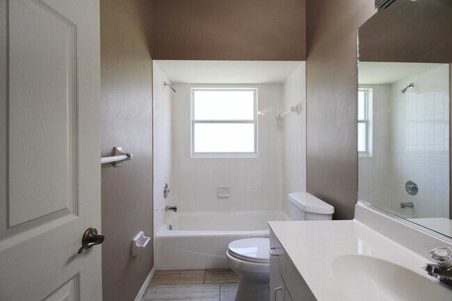 Building Photo - Annual rental: Spacious 3BR/2BA Creekwood Home with Office, Screened Lanai, EV Charger & Resort-S...