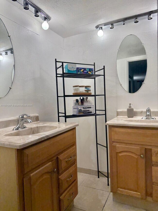 Building Photo - 1670 NE 191st St