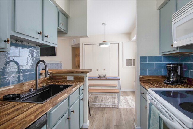 Building Photo - 3506 Cove View Blvd
