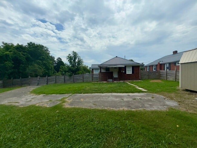 Building Photo - 3 bedroom 1.5 bathroom house