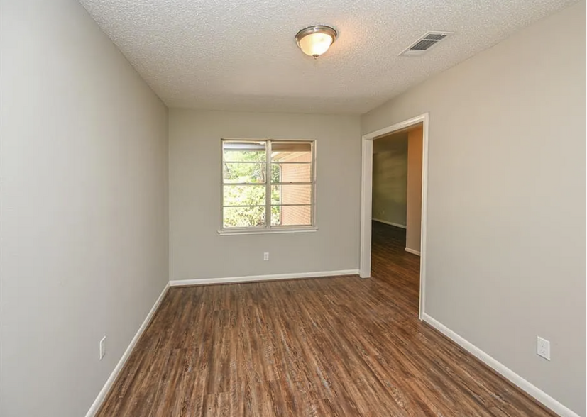 Building Photo - 1507 Bayou Dr