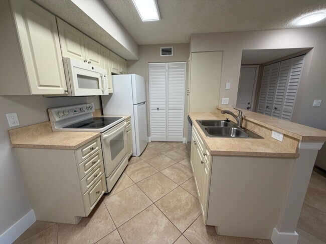 Building Photo - 2094 Arbour Walk Cir