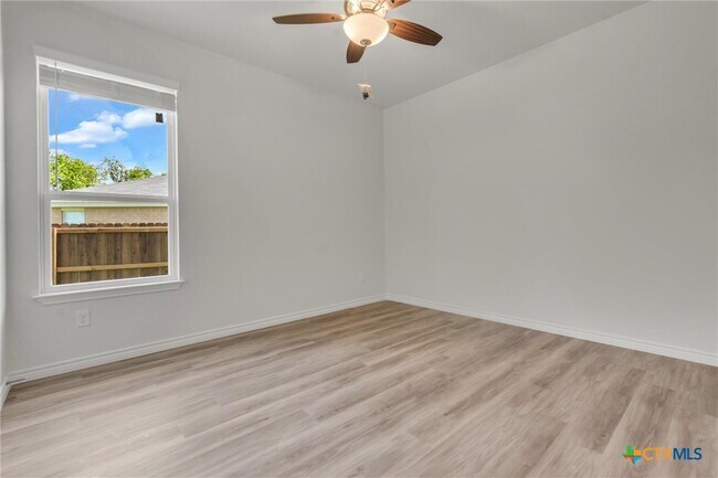 Building Photo - 1118 B Zora Dr