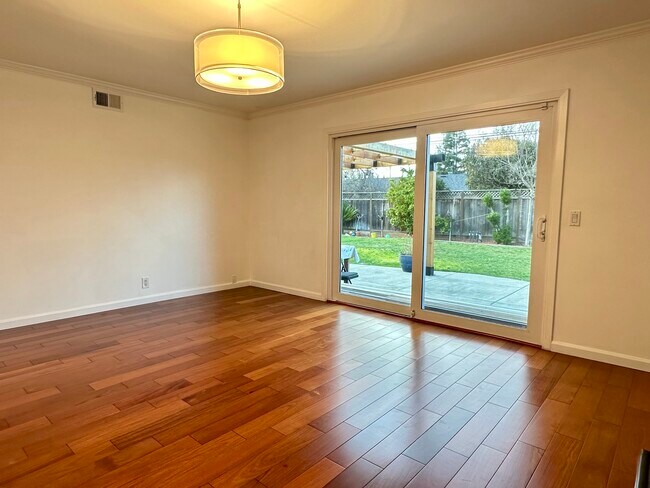 Building Photo - 1717 Gladstone Ave