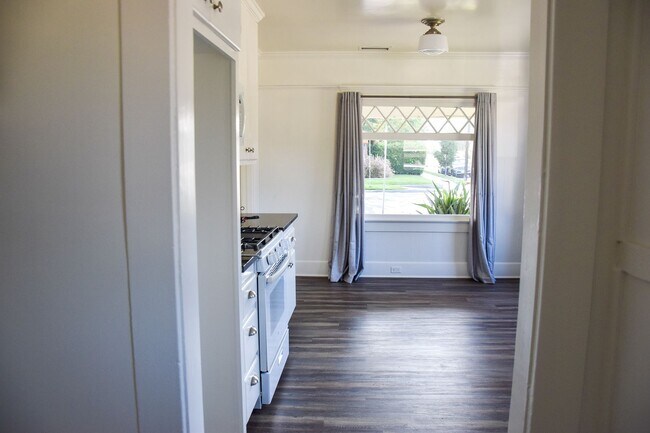 Building Photo - Grand (384-394) South