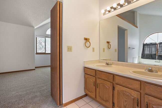 Building Photo - Beautifully Updated 3BR/2.5BA Home in Longmont – $300 Off First Month's Rent