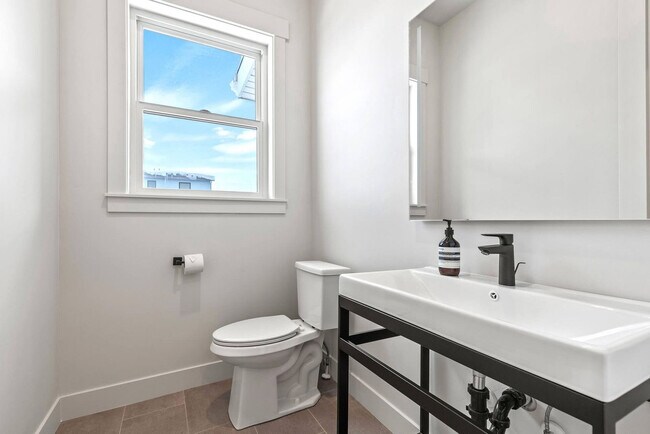 Building Photo - 6537 Silver Creek Dr