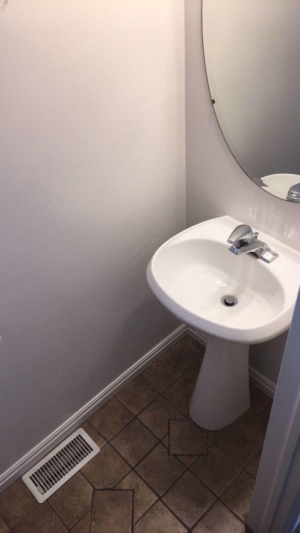Building Photo - Large 4 Bed Townhome