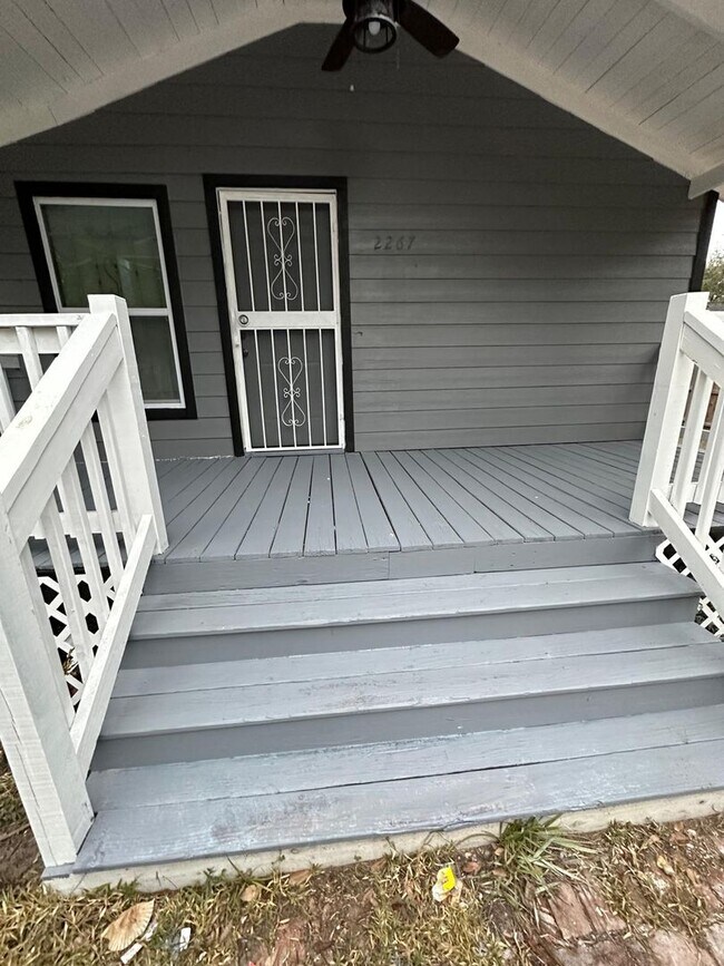 Building Photo - Fully Renovated 3/1 Single Family House Av...