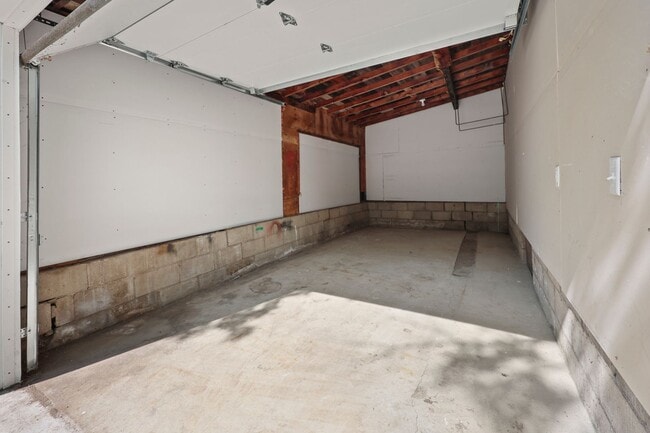 Building Photo - 4 Bedroom House for Rent