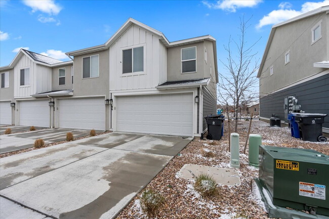 Building Photo - *$500 MOVE-IN SPECIAL* Charming 3-Bedroom ...