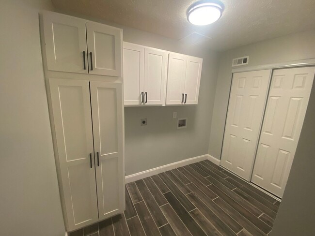 Building Photo - 3250 Summerhill Ln