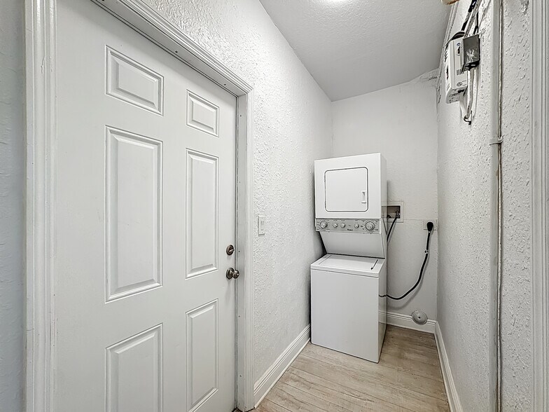In Unit Laundry Room - 518 Biscayne Dr