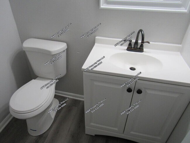 Building Photo - 1918 NE Knollbrook St