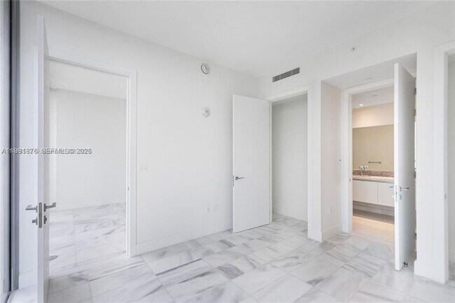 Building Photo - 700 NE 26th Terrace